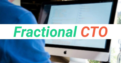 Fractional CTO davanti al PC
